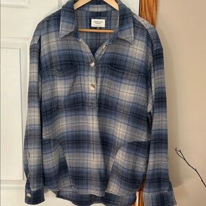 American Eagle Outfitters Blue Plaid flannel pullover with pockets.